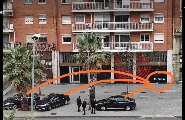 Els Comuns: hem d'expulsar el vehicle privat de Barcelona.

Mentrestant, a la seu dels Comuns: