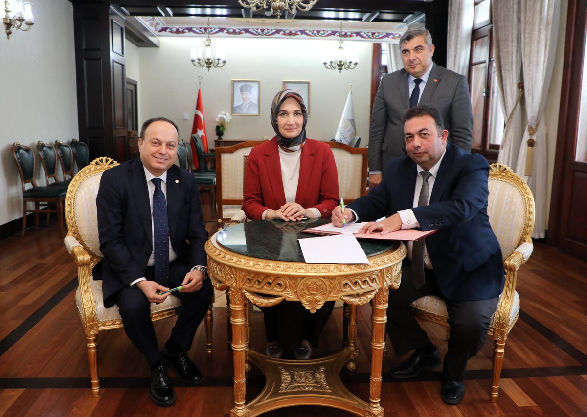 AFYONTSO's tweet photo. Afyonkarahisar Ticaret ve Sanayi Odası Yönetim Kurulu Başkanı @HusnuSerteser, Botaş Nehir Tic. A.Ş. ile Gazi Mesleki ve Teknik Anadolu Lisesi işbirliğinde planlanan 'Okul-Sanayi İşbirliği İstanbul Modeli' protokol törenine katıldı. @RHisarciklioglu https://t.co/XVzNvTs0Dw