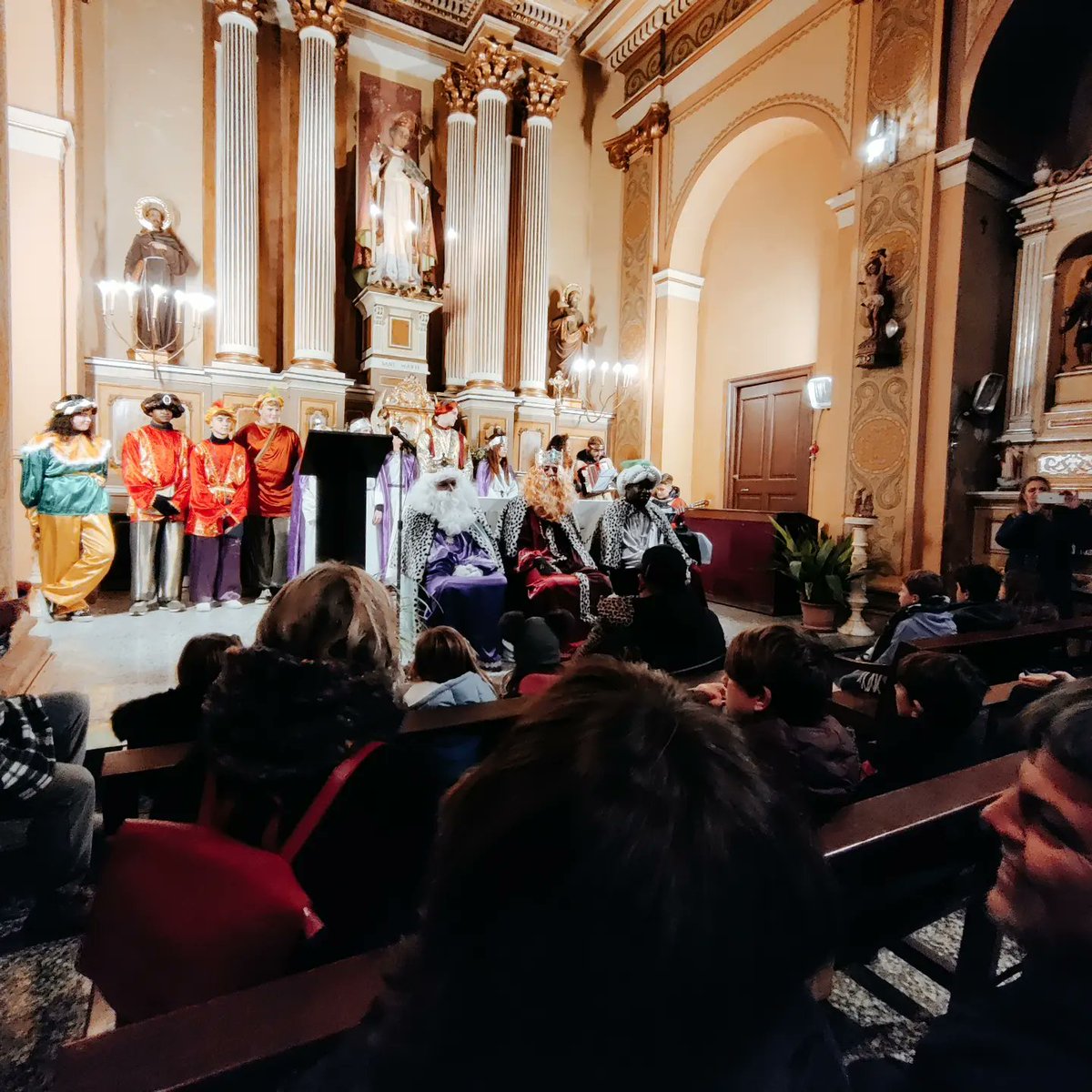 EmdSant's tweet photo. Nit il·lusió #ReisMags, fem que aquest somni faci que tots els nens tinguin sempre #somriure i els grans un #somni per complir https://t.co/imvjY3eOwQ