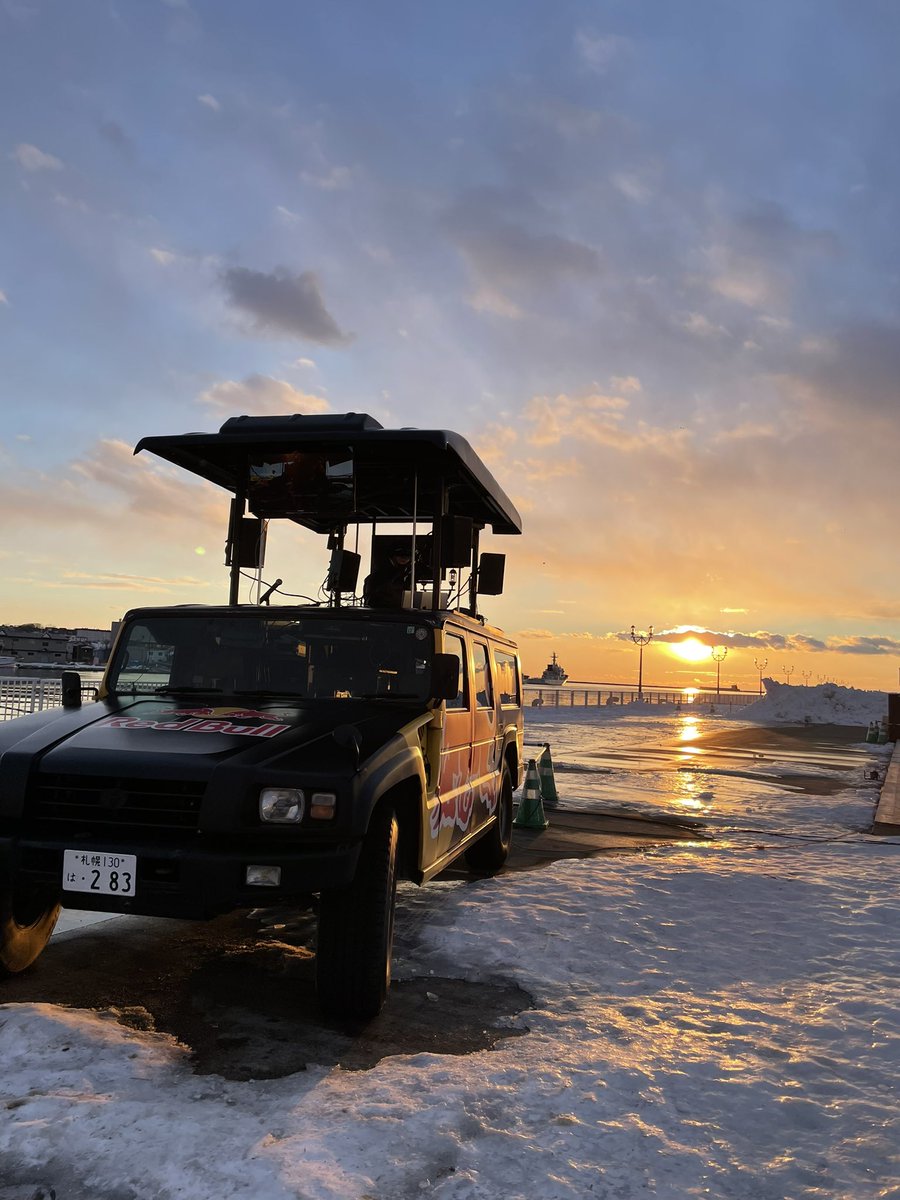 redbullezzo's tweet photo. \\  新年明けましておめでとうございます//🎍✨

本年もRed Bull Japan Event car EZZOを
よろしくお願いします🔥

2023年も、レッドブルでエナジーチャージ
していきましょう🤞🏽🤞🏽

皆様にとって良い一年となりますように💥
#Redbull #レッドブル #今年も #翼をさずける　
#エナジーチャージ　#EZZO https://t.co/Gxpyu5PVNV