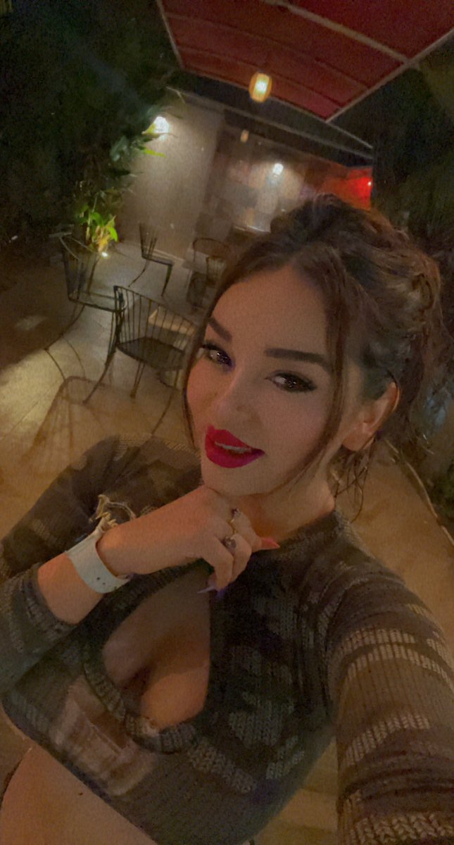 lizzyqorazon's tweet photo. Estoy muy aburrida bb https://t.co/J0NIJESRuX https://t.co/DP0pcvbUFs
