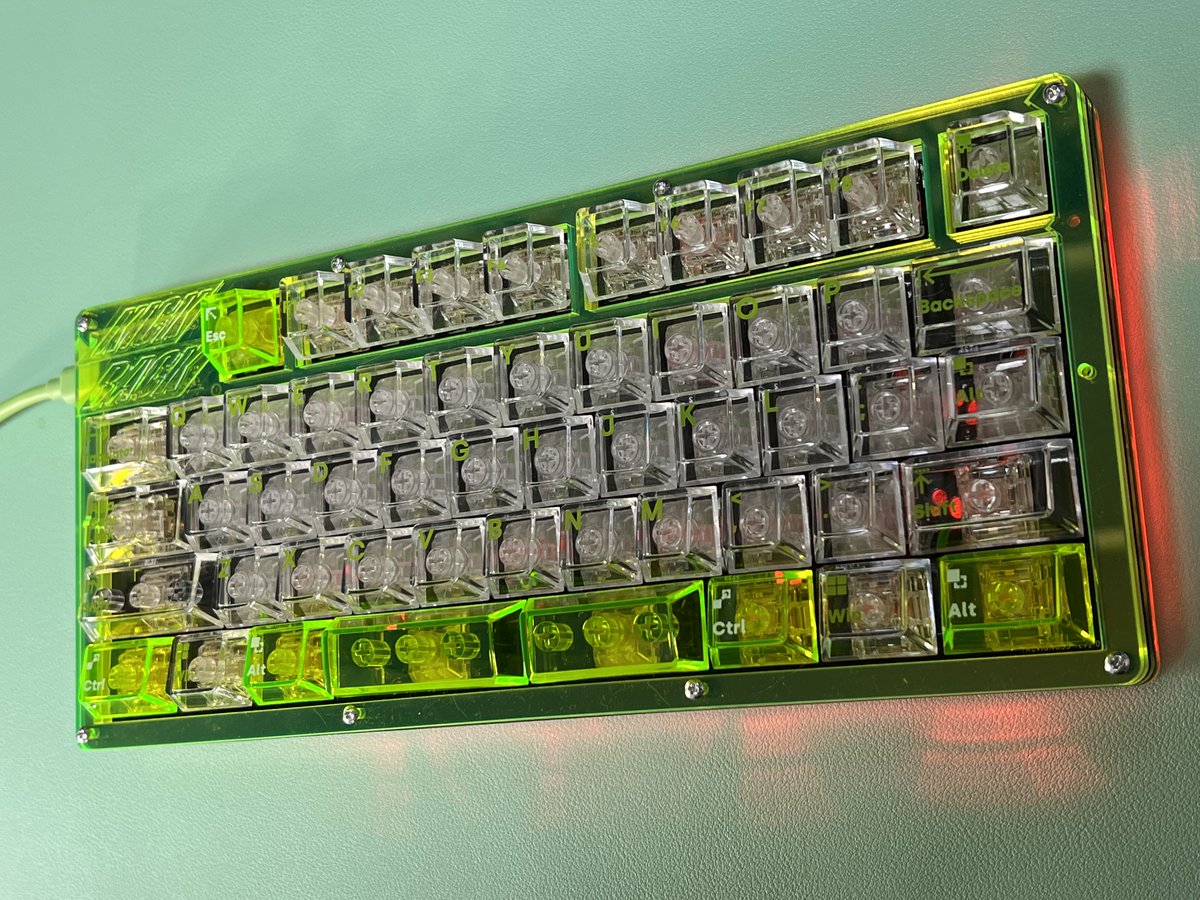 米津玄師「KICKBACK」のステッカーを貼りたくて作りました！

Keyboard: REVIUNG53
Keyswitch: Kailh Jellyfish, Gateron North Pole 2.0
Keycap: AIR series transparent PC keycaps

#KEEB_PD
#俺キー
#自作キーボード
#REVIUNG53