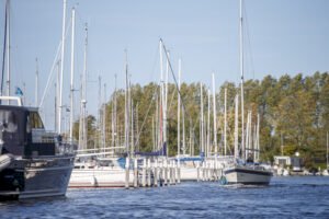 nauticlink's tweet photo. Een schip manoeuvreren: simpele trucs  
De box uitvaren, de boot aanleggen en wegvaren is misschien niet zo ingewikkeld. Maar naar welke kant trekt de schroefwerking het achterschip? En hoe kom je weg van lagerwal? En [...] https://t.co/QMGYwH59oT