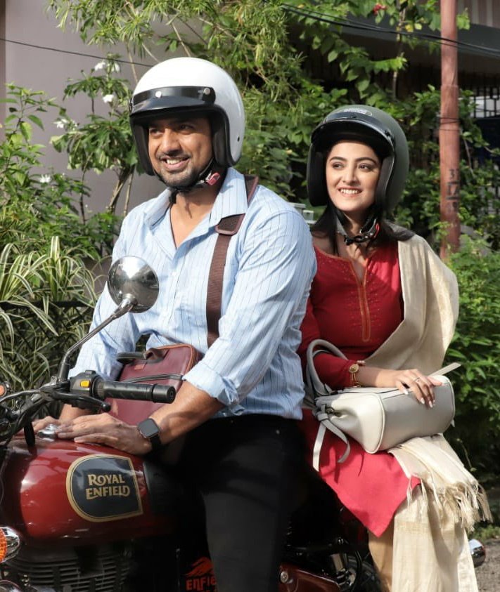 anima_pal8's tweet photo. @idevadhikari Omg !!! 🥰 ki misti lagche tomader eksathe..#DevSweta ❤ my favorite.. 

#Projapoti te tomader Chemistry ta khub miss korechi...Tomader Relationship ta kichuta Develop korle valo hoto !!! Next time pabo to ??? 

 As soon as possible tomader eksathe dekhte chai #Bigscreen a...🙏🏻 https://t.co/7ncpdJLdPk