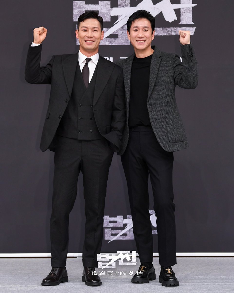SBSNOW's tweet photo. 법쩐즈 벌써부터 갓벽한 케미✨
'법쩐' 제작발표회 투샷📷 

SBS 새 금토드라마 <법쩐>
☞ 1월 6일 [금] 밤 10시 첫 방송

#SBS새드라마 #법쩐 #Payback
#이선균 #문채원 #강유석 #박훈
#제작발표회 #제발회스틸 https://t.co/BiBJC35rKw