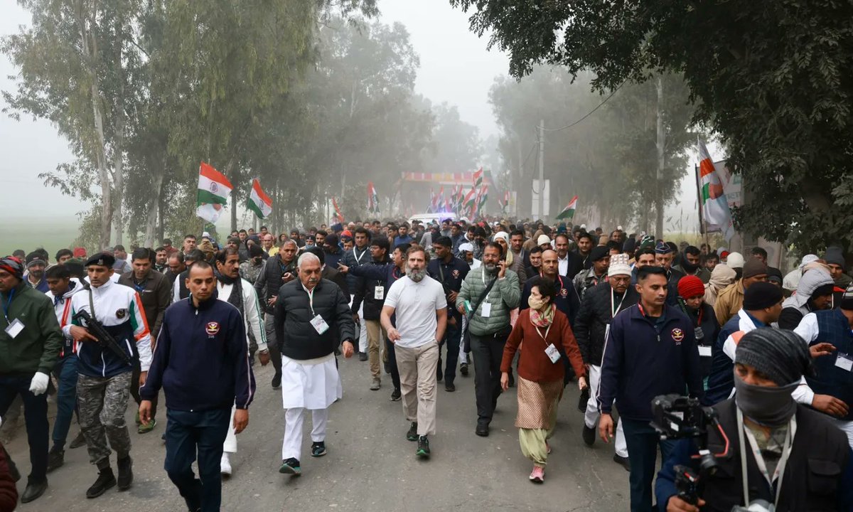IYC's tweet photo. क्या रखा है जात- पात में,
चाहे धर्म अलग है, बोली अलग है
पर एक बगिया के फूल हैं हम ।

अनेक होकर भी , एक हैं हम
कश्मीर से कन्याकुमारी तक
बस एक हैं हम।

#हरियाणा_बोले_भारत_जोड़ो 🇮🇳 https://t.co/0W8M5vzvF9