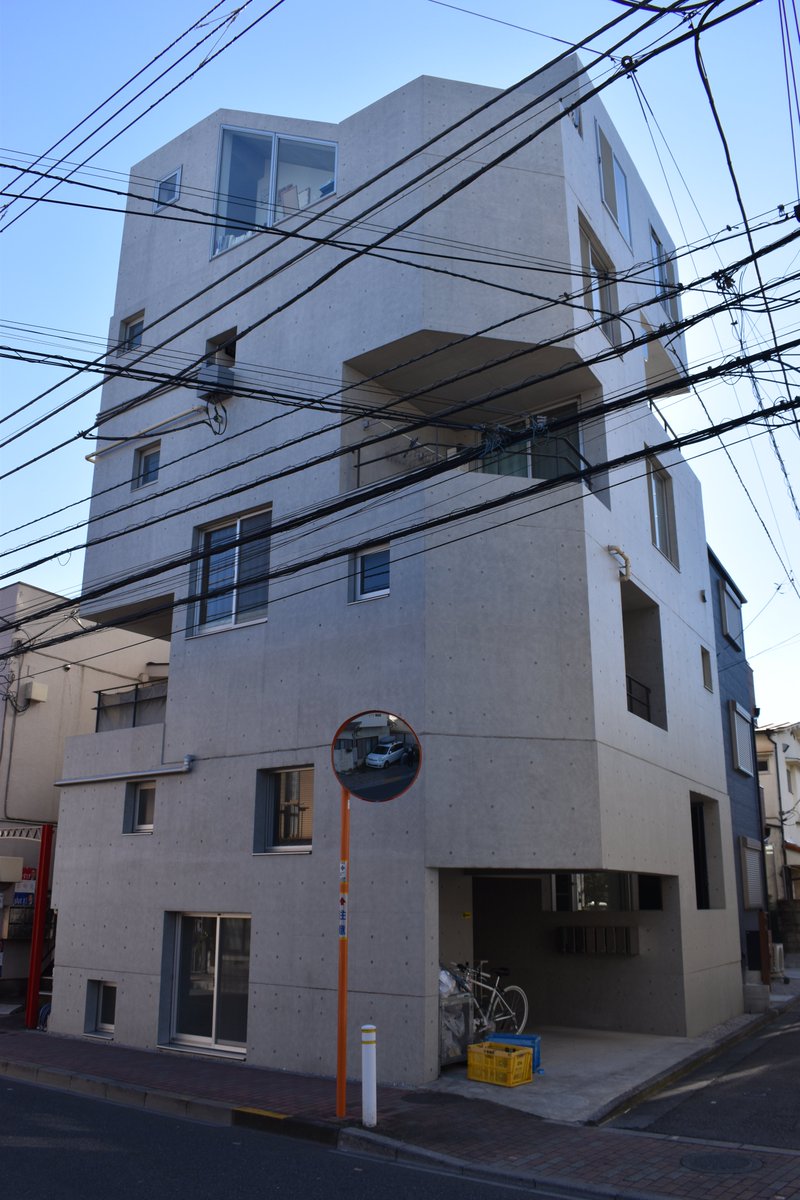 Maki_Yuuko's tweet photo. #ときわ台のアパートメント #MMAAA #三木達郎 #本橋良介 #板橋区富士見町
中央の階段室をコアとし、それに巻き付くように７戸の住戸が設けられている。住戸はメゾネット形式のものもある。コアも住戸も階段を設けた上下の垂直性の高い珍しいデザインである。
窓は位置も大きさもばらばらであるが（→） https://t.co/wM4peUeIqK