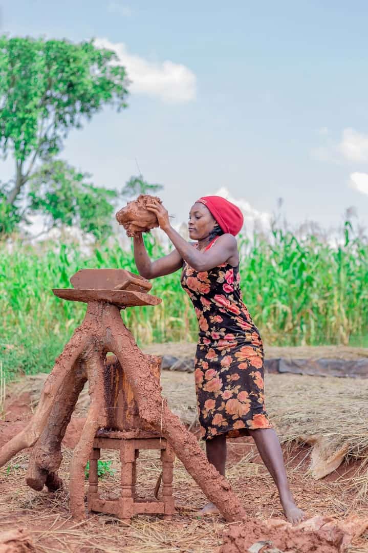 RonaldMumbere3's tweet photo. When God said "FOR I WILL MAKE FOR YOU A HELPER" This lady took it serious. https://t.co/SeiS4qhUlt