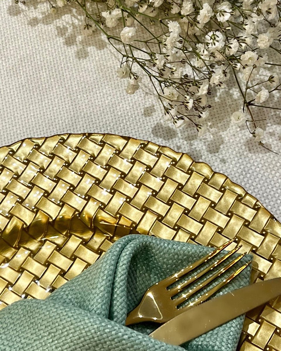 WDT_London's tweet photo. Mint &amp; Gold ✨ a beautiful combination for wedding tables this year 🥂 

•Glass braid charger plate Gold (WF2012) 
•Luna Tumbler (WC1852) 
•Volga Cutlery (WB1102)
•Urbane Mint Napkin 
•Urbane Lily Tablecloth 

#weddinginspiration #weddingplanner #2023weddings #hire #london https://t.co/hcZpR05zI2
