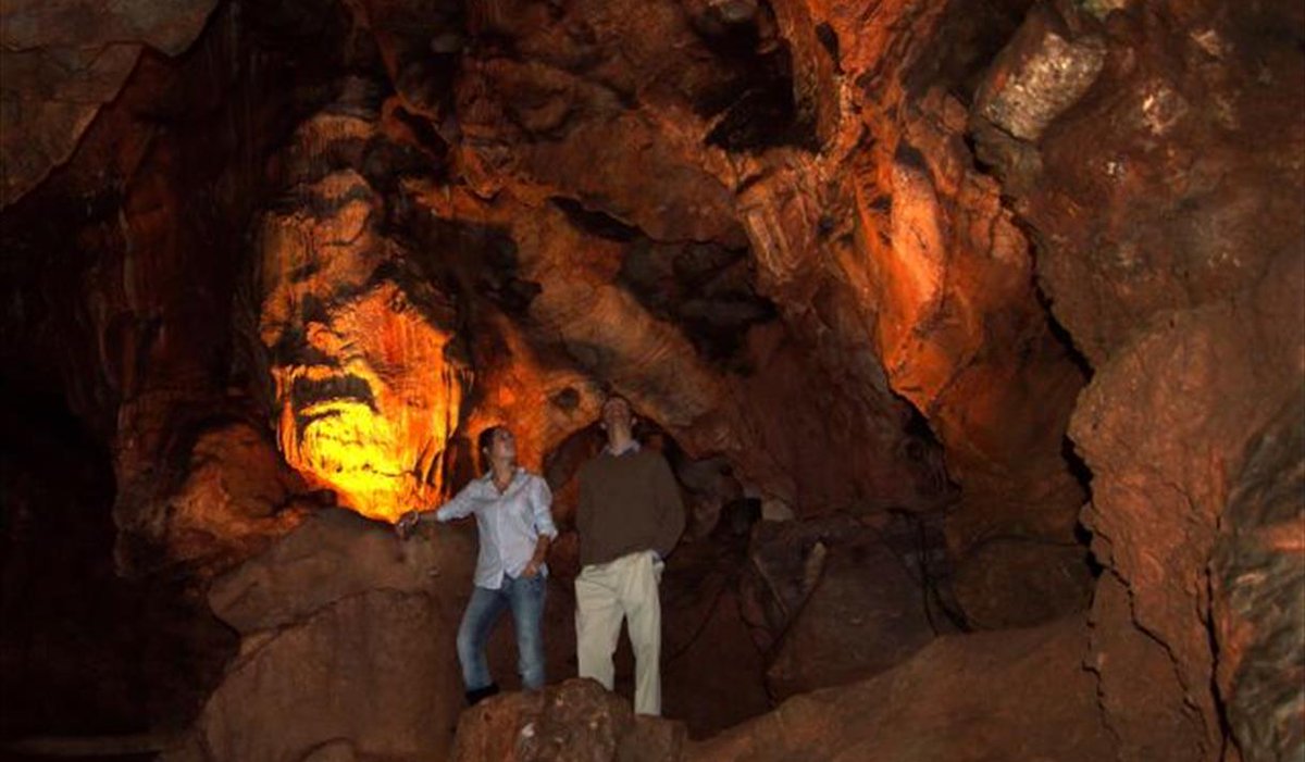 TorbayCulture's tweet photo. On @HeritageFundUK #HeritageTreasures day we're sharing a few of #Torbay's including @Kents_Cavern
Cared for by generations of the same family #KentsCavern is a #SSSI, @HistoricEngland #ScheduledMonument, & gateway site to our @RivieraGeopark
@TorbayStory @HeritageFundL_S https://t.co/beqtPsdXtx