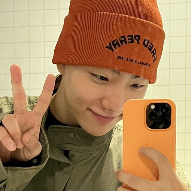 근데정말신기하게 주황쌕이 잘 어울림...... 
이션맨이 좋아해서, 가 아니라..... 정말루....