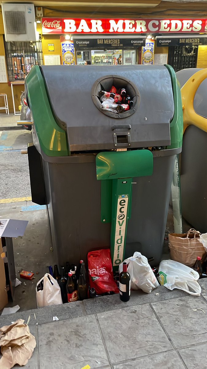 FranCanorea's tweet photo. @antoniomunozsev @Ayto_Sevilla @LipasamSevilla es de vergüenza como están los remedios, mas de una semana sin recoger la basura del barrio, como se nota que no es un barrio socialista!!! #Lipasam #sevilla https://t.co/Vhx2rrLpEu
