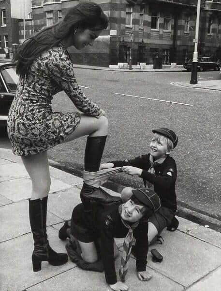 #CarolineMunro assists two boy scouts get their beaver hunting merit badge