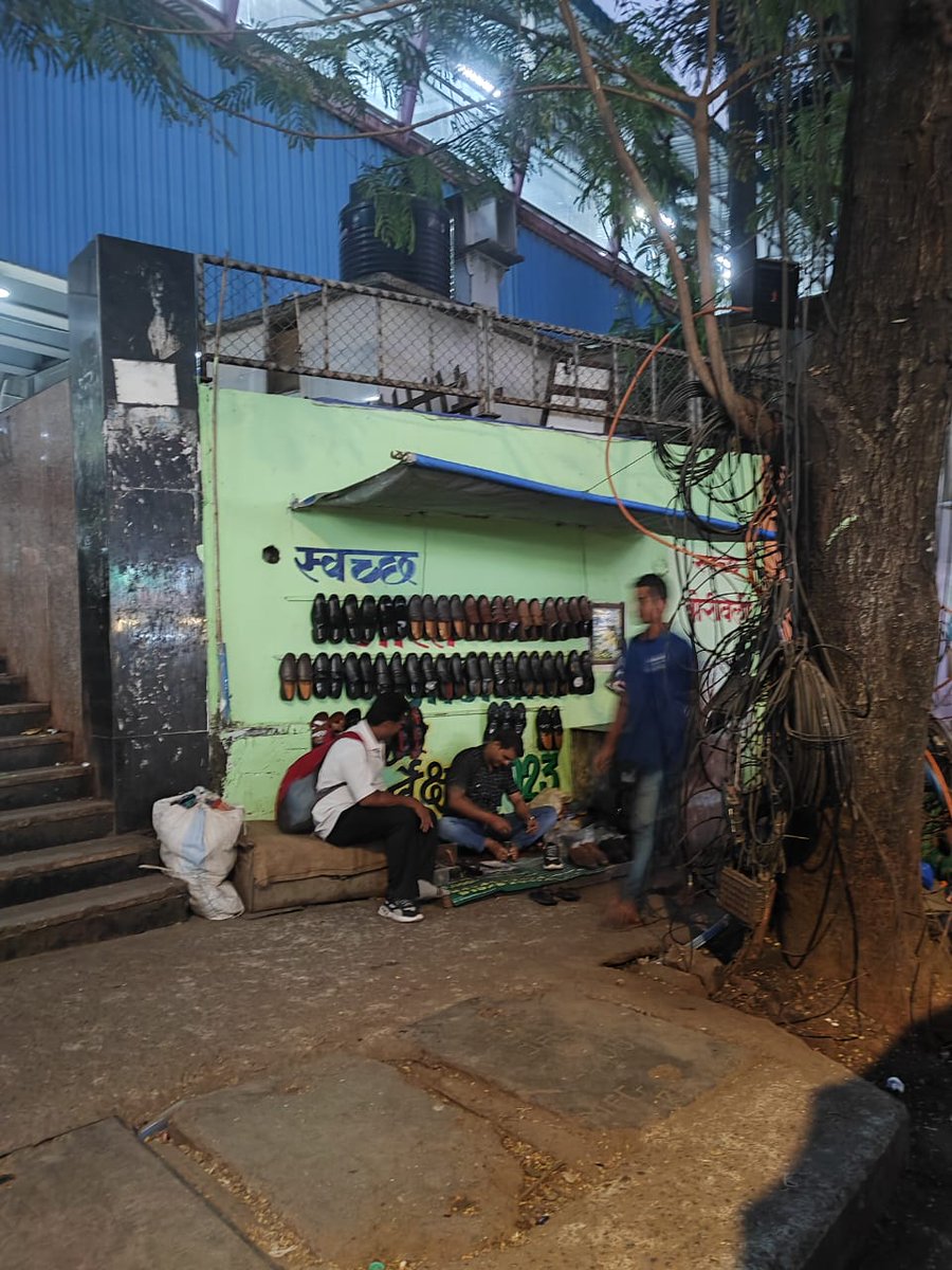 This footpath is just outside Borivali st. West. The cobbler has put chappals where 'भारत' is written. Leave aside the encroachment, the newly painted wall. <a href="/MumbaiPolice/">मुंबई पोलीस - Mumbai Police</a> you are 50 mts away. <a href="/narendramodi/">Narendra Modi</a> <a href="/mieknathshinde/">Eknath Shinde - एकनाथ शिंदे</a> <a href="/mybmc/">माझी Mumbai, आपली BMC</a> <a href="/mumbaimatterz/">मुंबई Matters™🇮🇳</a> <a href="/sumrag/">Sumeet Raghvan सुमीत राघवन</a> <a href="/richapintoi/">Richa Pinto</a> <a href="/singhvarun/">Singh Varun</a>