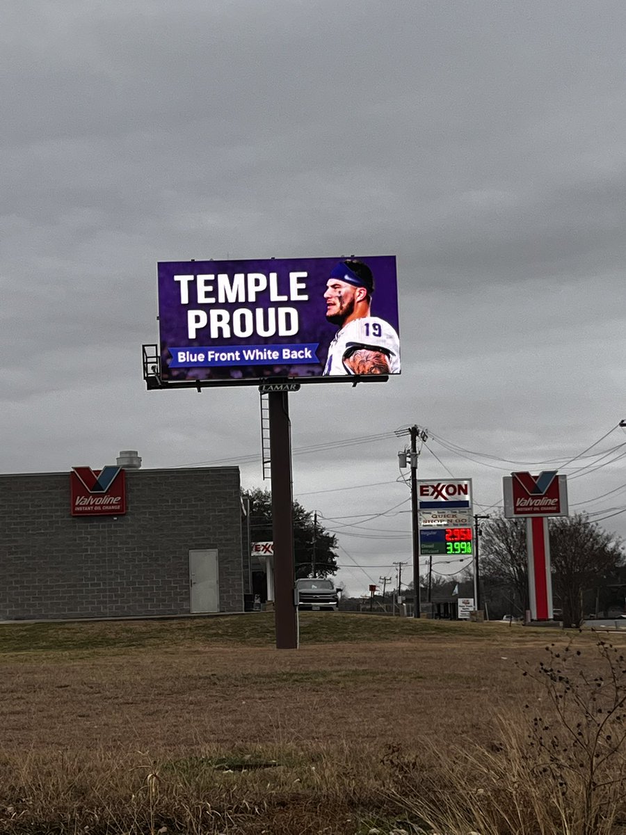 26_gonzo's tweet photo. How cool is this ?
Off West Adams traveling east
Next to the Valvoline oil change across from the WildWood Apartmens
The other sign is over by Target and the Loop https://t.co/WFi7H0vIIq