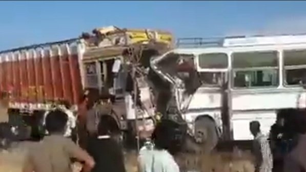 BikanerW's tweet photo. ध्यान दे।
#ExtendExamDates 😢😢😢
धुंध व कोहरे से होते Accidents की तरफ़ @ashokgehlot51 सर ध्यान दो । कोई Exam जान से ज्यादा कीमती नहीं है। #Exam #RPSC #Rajasthan
@HINGLAJDAN95 @DIPRRajasthan @RamPrakashBai14 #राजस्थान https://t.co/ZfoubNmYpD