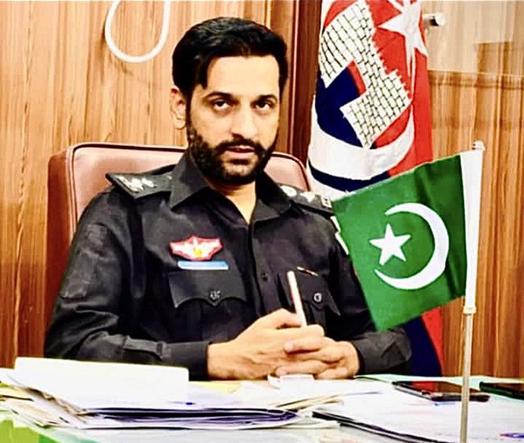 suleman574's tweet photo. Heart-wrenching !! @Godmade__ (PSP), DPO North Waziristan has met an accident in the line of duty. He has sustained serious injuries &amp; been shifted to CMH Bannu after first aid at Miranshah. He is a competent &amp; honest officer.
Everyone is requested to pray for his speedy recovery https://t.co/gKZtHmFMTz