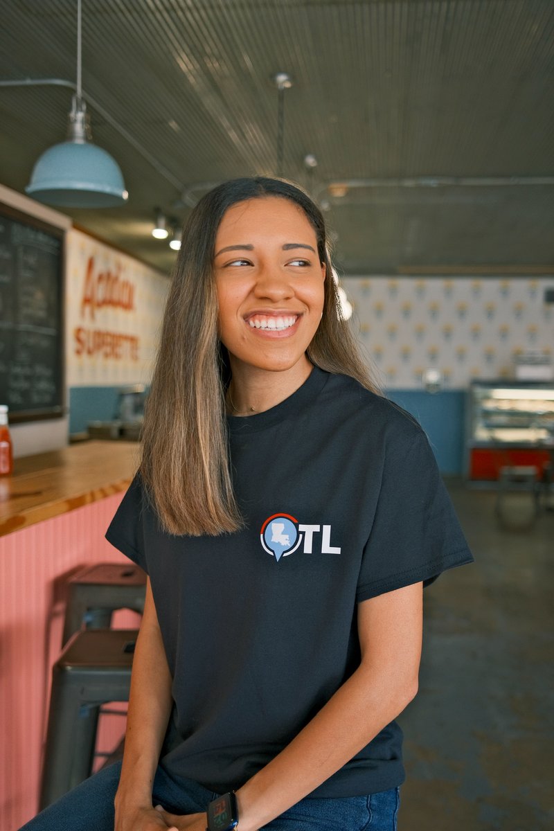 telelouisiane's tweet photo. Eman Boyd est journaliste avec Télé-Louisiane. Elle reste aux Opélousas et elle fait des reportages en anglais sur des sujets liés aux langues et cultures louisianaises.
📸: Drake LeBlanc (@lovebenoir) pour Télé-Louisiane
#TéléLouToutPartout #DéfendonsLaLouisiane #LâchePas https://t.co/ilefl7zQ9u