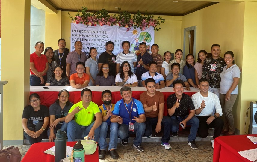 Yale_ELTI's tweet photo. How can we increase awareness about #Rainforestation as an effective forest restoration strategy? ELTI's program in the #Philippines in collaboration with @visayasstateu held a course in Negros Oriental for 25 educators from the Dept of Education's Alternative Learning System https://t.co/vqqjWIShmA