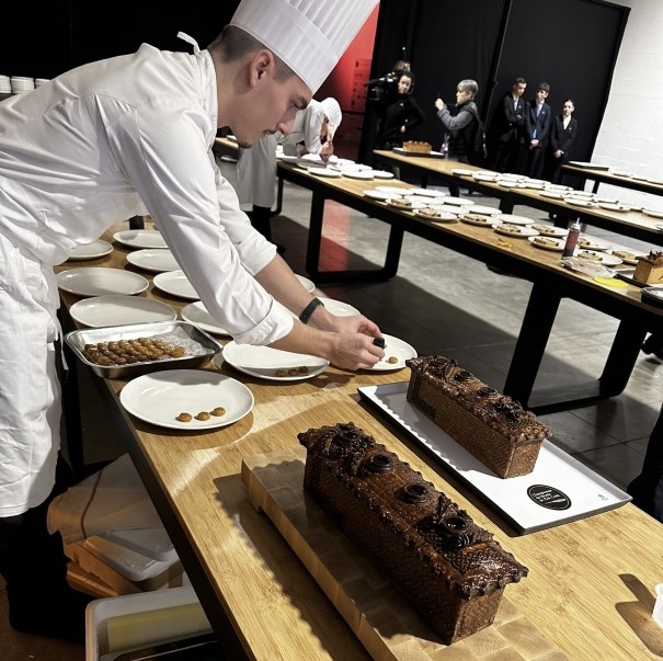 albertdemun's tweet photo. 🧑🏼🍳 Un étudiant de BTS Hôtellerie-Restauration participe avec le Chef Frédéric Le Guen-Geffroy à la 13ème édition des Championnats du monde de Pâté-Croûte.
@pate_croute #cdmpc https://t.co/sYBgpoy0QH