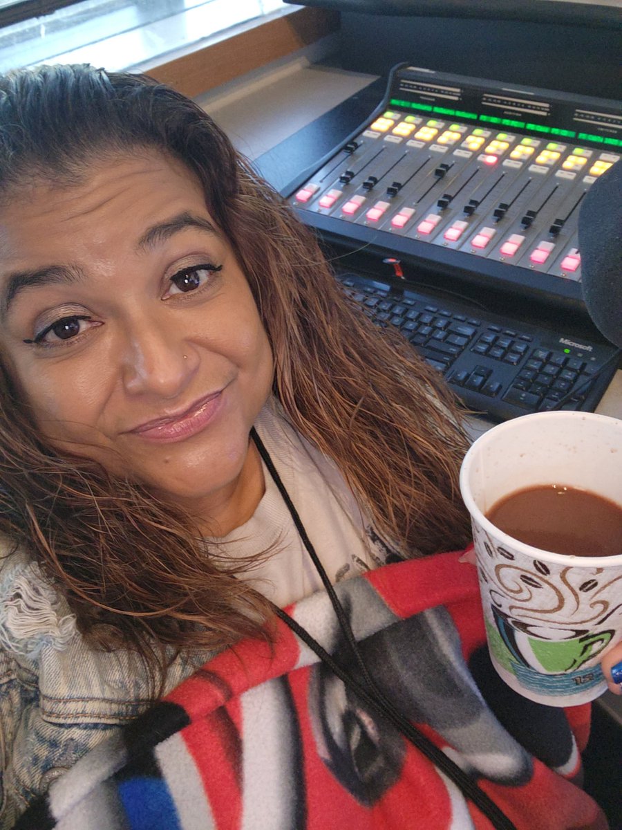 billsfanmonica's tweet photo. Dark hot chocolate and @BuffaloBills blankie...let the traffic room warm up commence! #happyfriday #itssocoldinthed🥶 https://t.co/WJX8d9pIMK