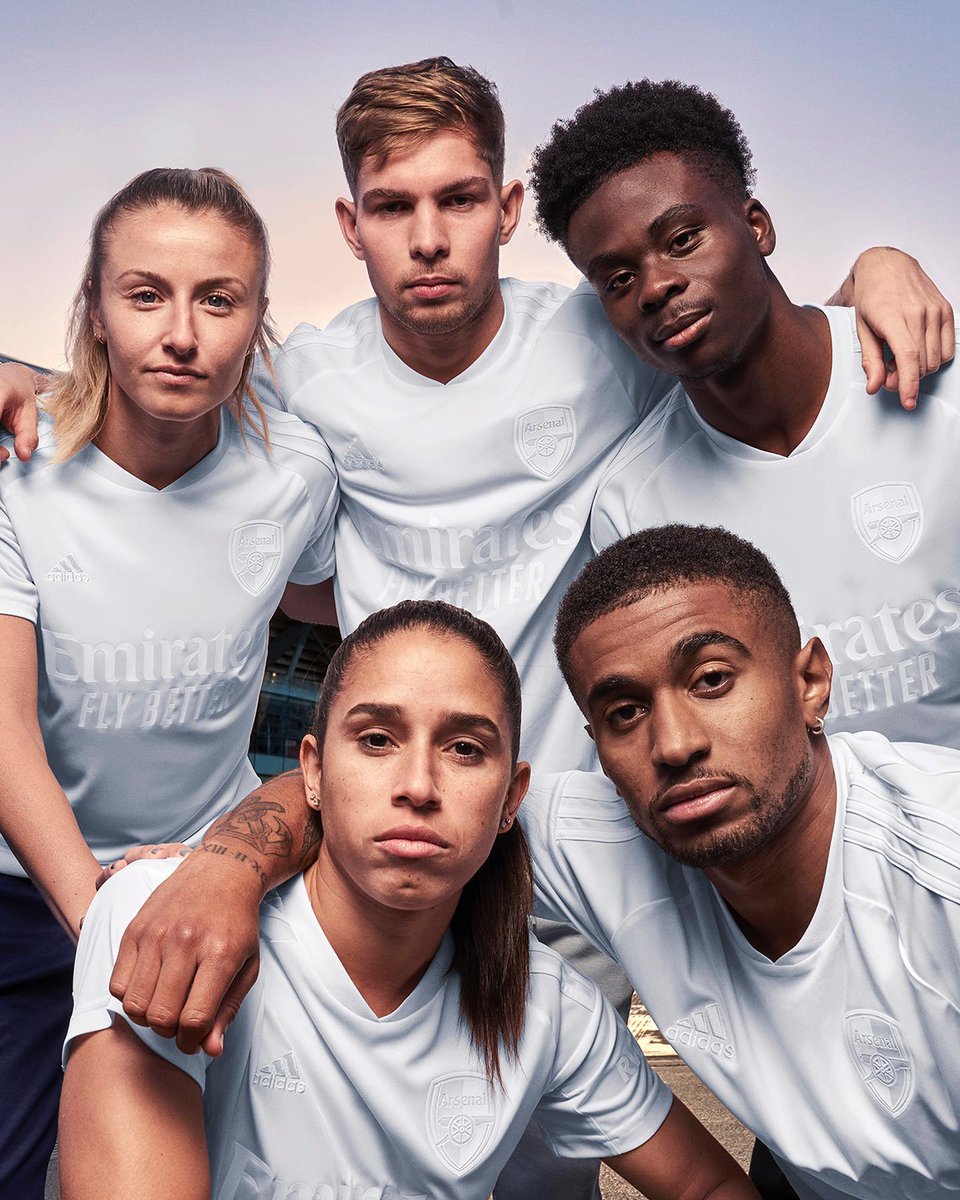 viewsfrance's tweet photo. Arsenal dévoile un maillot entièrement blanc pour dénoncer les attaques au couteau à Londres.

La tenue ne sera pas commercialisée. Pour l’obtenir, il faudra faire du bénévolat dans un organisme partenaire de la campagne "No More Red". https://t.co/TpC9fN72PO