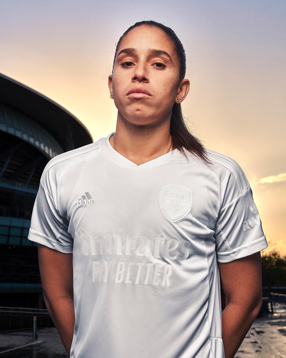 viewsfrance's tweet photo. Arsenal dévoile un maillot entièrement blanc pour dénoncer les attaques au couteau à Londres.

La tenue ne sera pas commercialisée. Pour l’obtenir, il faudra faire du bénévolat dans un organisme partenaire de la campagne "No More Red". https://t.co/TpC9fN72PO