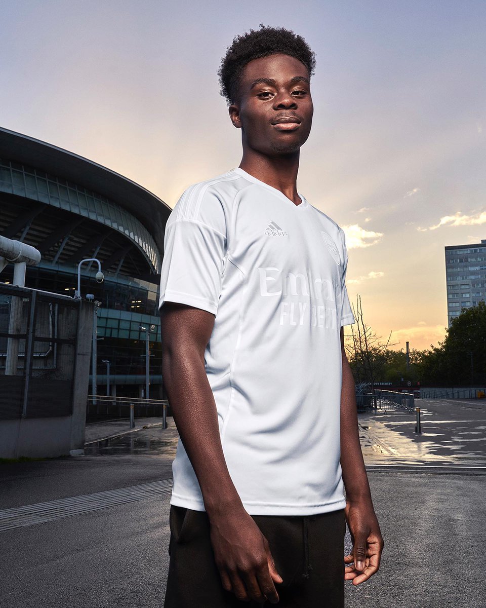 viewsfrance's tweet photo. Arsenal dévoile un maillot entièrement blanc pour dénoncer les attaques au couteau à Londres.

La tenue ne sera pas commercialisée. Pour l’obtenir, il faudra faire du bénévolat dans un organisme partenaire de la campagne "No More Red". https://t.co/TpC9fN72PO