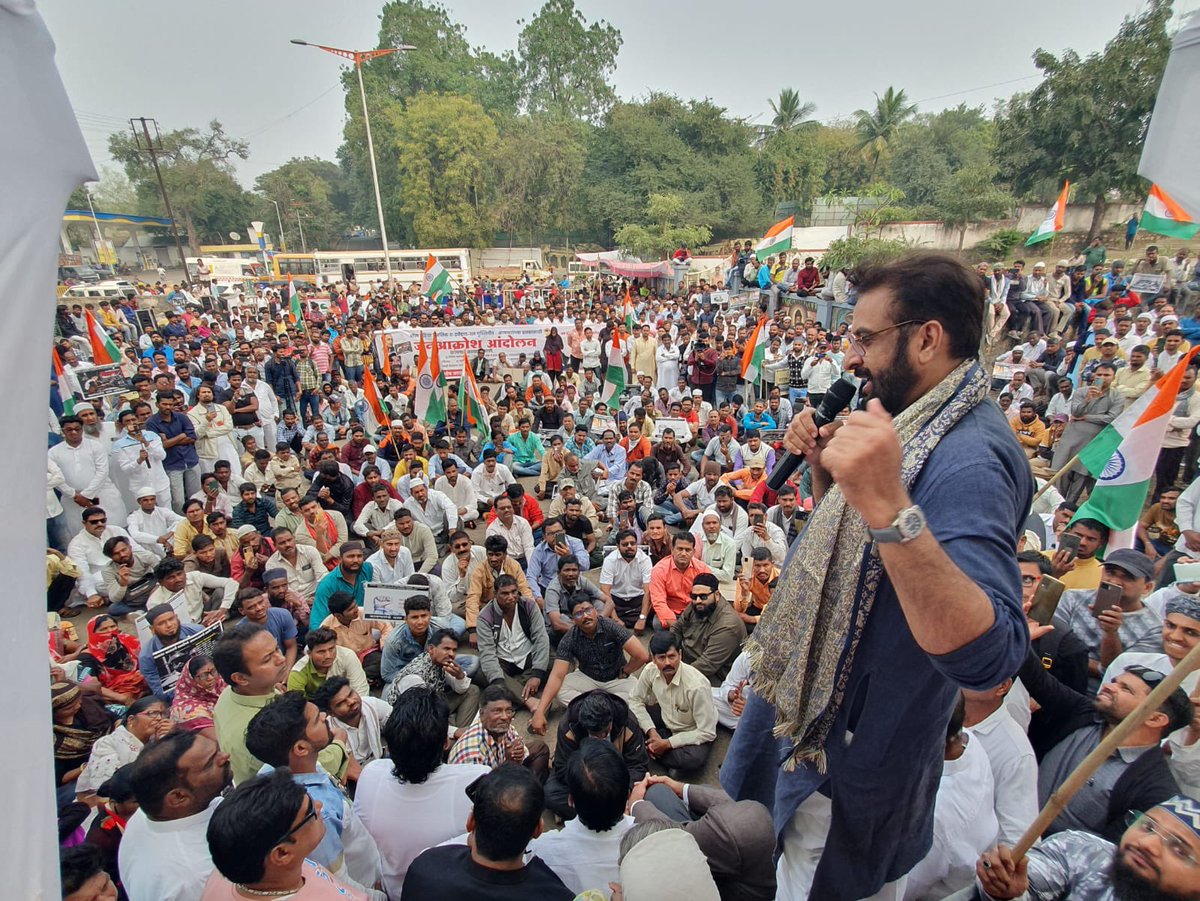 imtiaz_jaleel's tweet image. विभिन्न सरकारी विभागों में ठेका श्रमिकों पर अन्याय के विरोध में बैठक आयोजित की गई।ठेकेदारों द्वारा श्रमिकों को लूटा जा रहा है- न्यूनतम मजदूरी अधिनियम के अनुसार कोई वेतन नहीं,कोई पीएफ या ईएसआईसी जमा नहीं किया जा रहा है।अधिकार मांगा तू नौकरी जाने की धमकी दी जाति।यह बंद होना चाहिए।