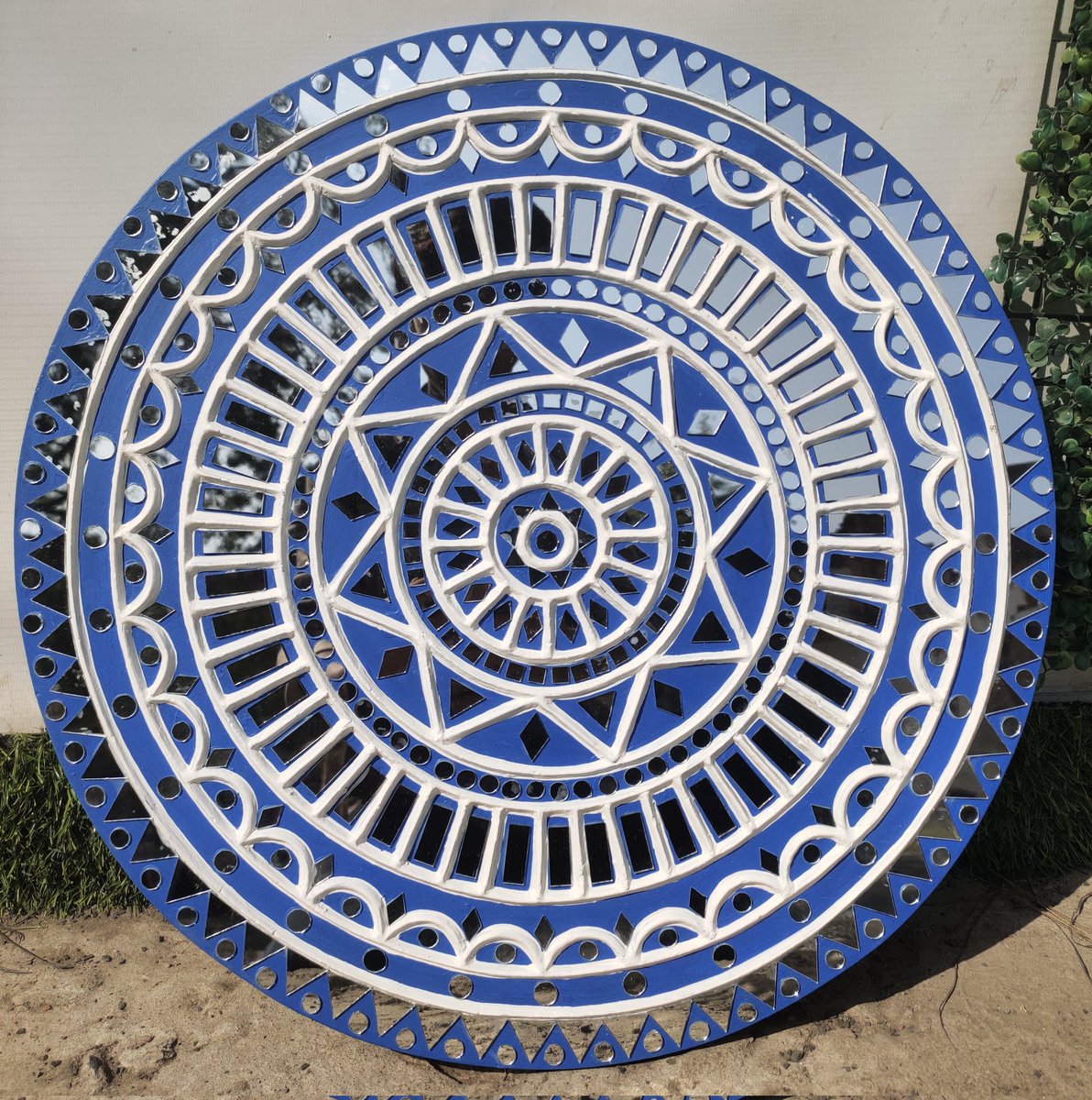 ManjothiZaid's tweet photo. Blue circle mudwork #lippan #mudwork https://t.co/cW6syiLDLp