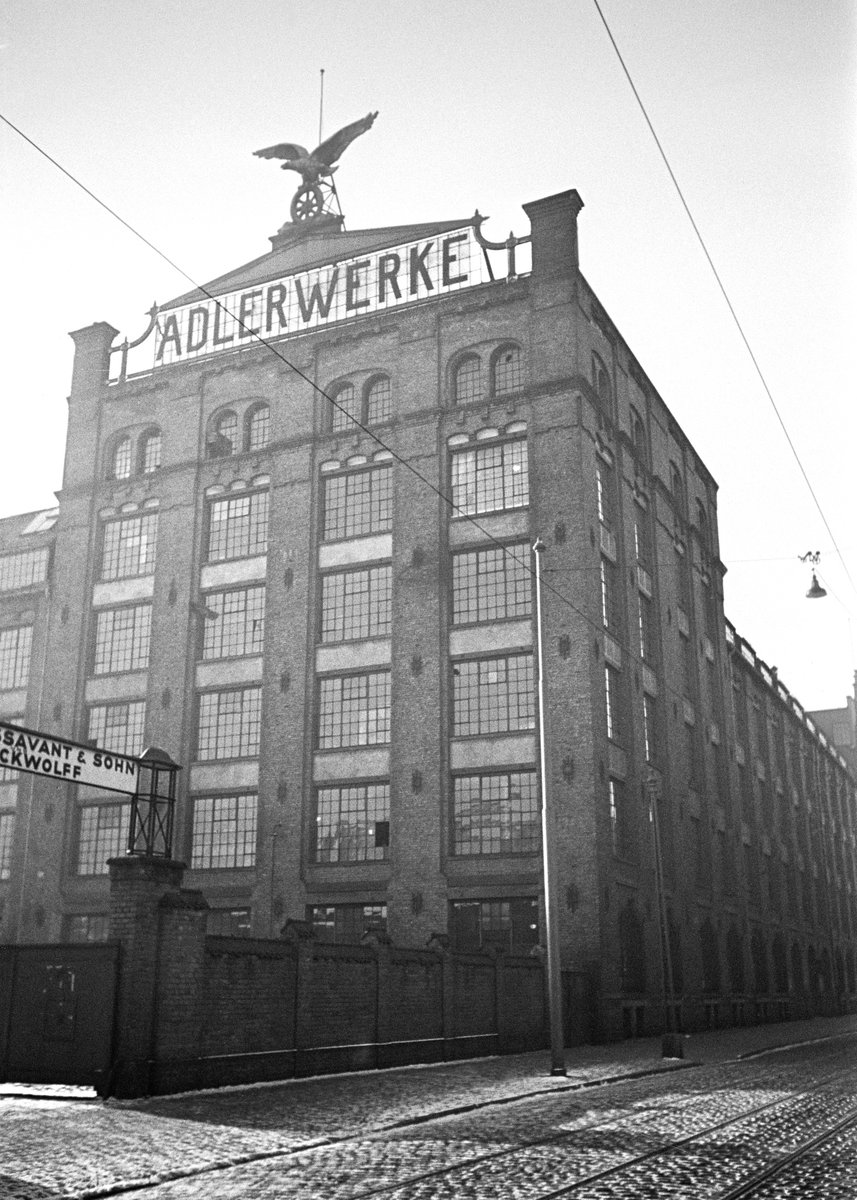 AUF SPURENSUCHE mit der #FrankfurtHistoryApp: Die Adlerwerke AG errichtete 1944 zur Produktion von Schützenpanzern für Zwangsarbeiter ein KZ auf dem Werksgelände. Heute erinnert der Geschichtsort Adlerwerke daran.

Bild: Dr. Paul Wolff Tritschler, Hist. Bildarchiv Offenburg, 1934