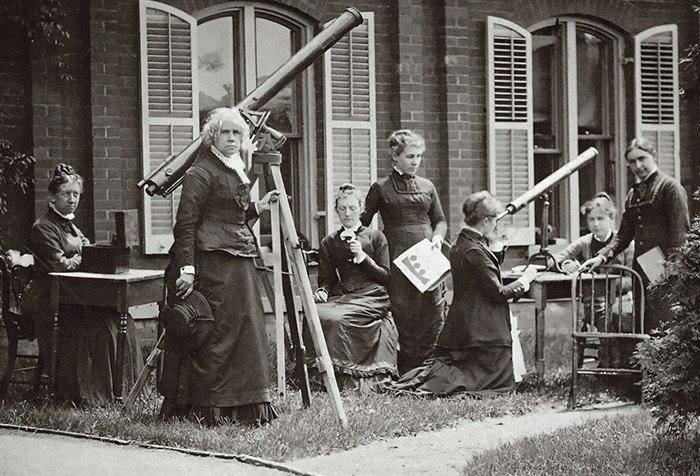 scienceshistory's tweet photo. The first American woman astronomer was Maria Mitchell who was also an American astronomer, librarian, naturalist, and educator. In 1847, she discovered a comet named 1847 VI that was later known as "Miss Mitchell's Comet" in her honour. She won a gold medal prize.
#history https://t.co/EuKJ9jJGfH