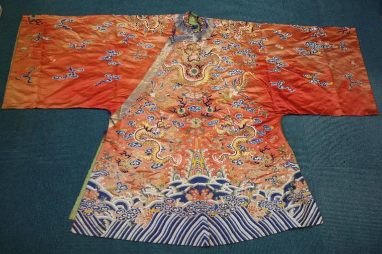To mark #ChineseNewYear we're taking a look at just one of the items that was transferred to the @McrMuseum from the Derbyshire SLS collection for the development of their new Chinese Culture Gallery!

✨Mang-ao jacket, China✨

Manchester Museum reopens 18/02/23 🎉