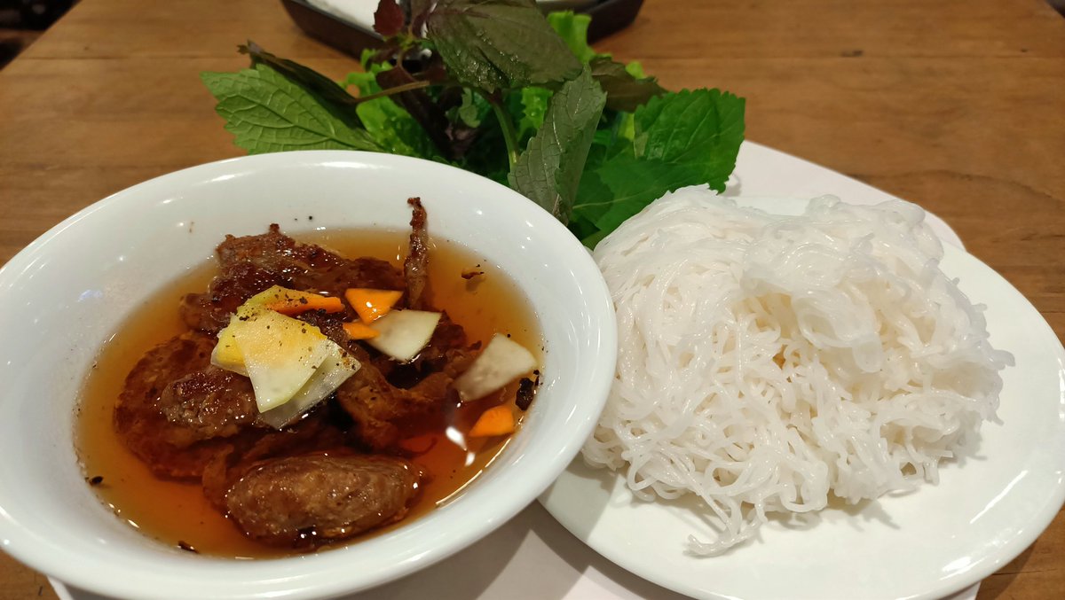 australia825's tweet photo. ベトナム来たらとりあえずブンチャーです👆
ベトナム風つけ麺！ https://t.co/vJGbExmnqj