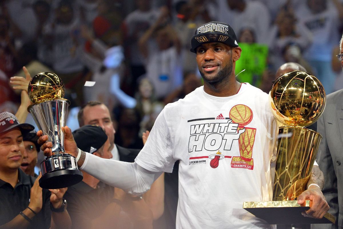 TheFlosko's tweet photo. LeBron James et Michael Jordan sont les deux seuls joueurs à remporter le titre de MVP, celui de MVP des finales ainsi que l’or olympique la même année. Jordan a réalisé cet exploit en 1992 et James en 2012 https://t.co/xuEikfsTkA