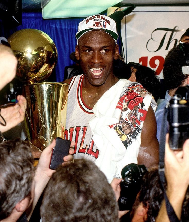 TheFlosko's tweet photo. LeBron James et Michael Jordan sont les deux seuls joueurs à remporter le titre de MVP, celui de MVP des finales ainsi que l’or olympique la même année. Jordan a réalisé cet exploit en 1992 et James en 2012 https://t.co/xuEikfsTkA
