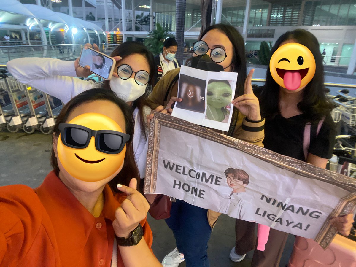 airportKTH1117's tweet photo. 230106 The long wait is so over! @lachimo_lala28 is finally home! Super happy to see you madam! 🫶💜🫶💜
#TeamWANTED ft. zommy!!!
#NinangLigaya
#FromBVO
Insert gatas & zaicutie @namuaskedmeptd @peachytaee__ 🥰😘
@ces_o18
@zommyzombie https://t.co/QHLcqWwOlr