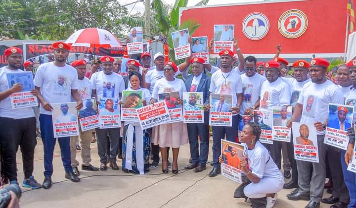 NalwaddaHarima4's tweet photo. @hrw All Dictators like @KagutaMuseveni must fall.That's the only way you can help the World 🌎.The outcome of keeping quiet is death of innocent people #ENDM7Dictatorship #KUNGA #DEFUNDM7 @UN @G7 @hrw @UN_HRC @RoyalFamily @UKParliament @IntlCrimCourt @usmissionuganda @TheProgressives https://t.co/R4tNK4TZr5