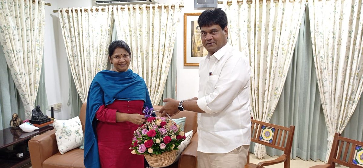DrKalanidhiV's tweet photo. கழக துணை பொது செயலாளரும், தூத்துக்குடி மக்களவை தொகுதி உறுப்பினருமான சகோதரி கனிமொழி அவர்களை நேரில் சந்தித்து பிறந்தநாள் வாழ்த்துகளை தெரிவித்தேன்.. https://t.co/iZGf97dcet