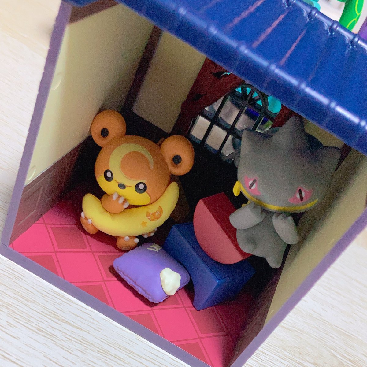 AY_MR_'s tweet photo. 今日お迎えしたジュペッタハウスに手���ちのヒメちゃん🧸お邪魔させたら可愛くて可愛くてわたしも住みたい😩 https://t.co/yQhXs0YvEA