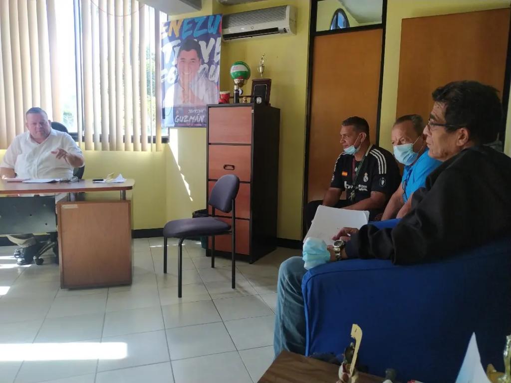 MalarioMerida18's tweet photo. #06En| Estamos en reunión operativa, afinando detalles para seguir protegiendo a nuestro pueblo heróico de Mérida, desde nuestra institución con el apoyo del Pdt @NicolasMaduro el Gob @JEHYSONGUZMAN la autoridad única de salud @geomogo @Corposalud_Mrd
#RenaceLaEsperanza https://t.co/X2xMH4qC2o