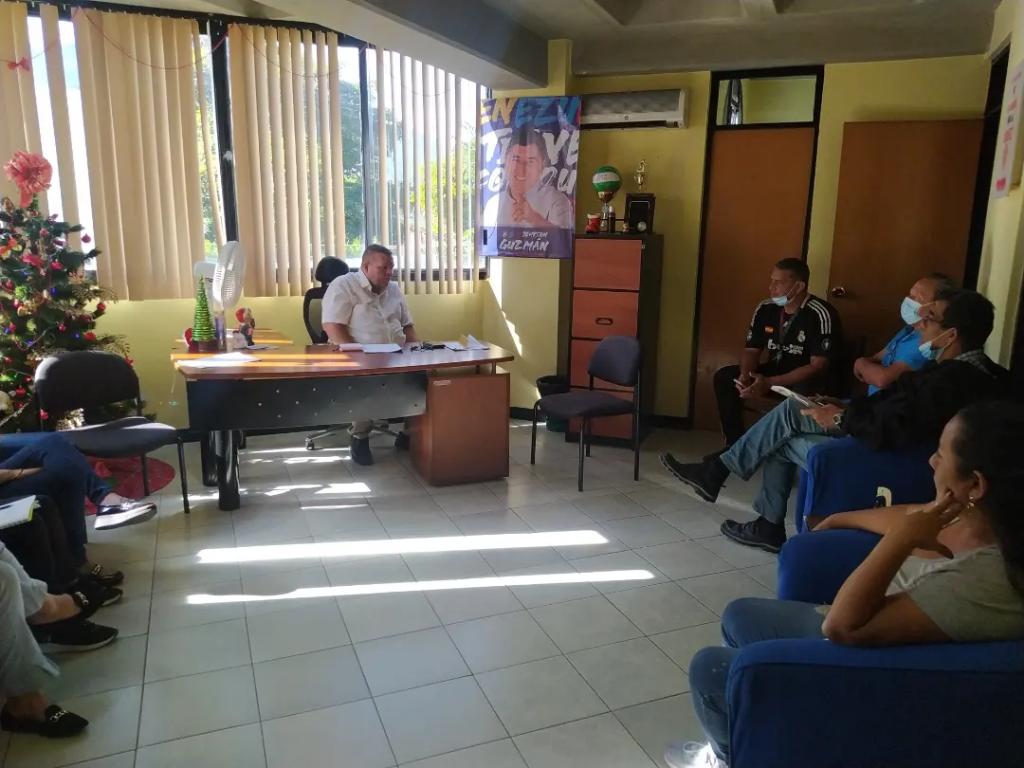MalarioMerida18's tweet photo. #06En| Estamos en reunión operativa, afinando detalles para seguir protegiendo a nuestro pueblo heróico de Mérida, desde nuestra institución con el apoyo del Pdt @NicolasMaduro el Gob @JEHYSONGUZMAN la autoridad única de salud @geomogo @Corposalud_Mrd
#RenaceLaEsperanza https://t.co/X2xMH4qC2o