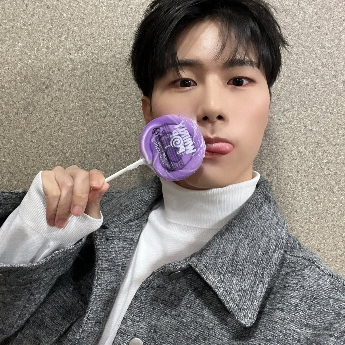 otterlysik's tweet photo. seungsik with a whirly pop i am frothing in the mouth and trembling on my bed https://t.co/XLhkdGBIfv