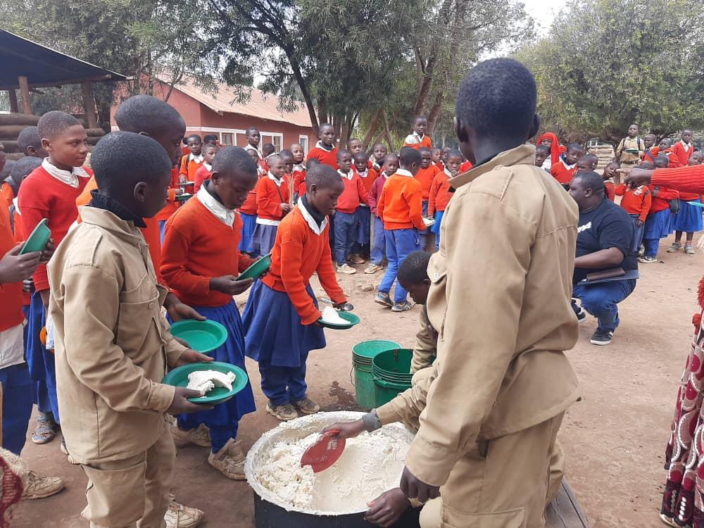 FAOTanzania's tweet photo. NJOMBE; A total of 5,465 students (2698 boys, 2767 girls) are benefiting from the school meals program in 10 #AGRICONNECT schools in the region. Supported by @EUinTZ🇪🇺implemented by #FAO🇹🇿 #MoA #PORALG #PCIT to improve and scale up food and education systems and achieve the SDGs https://t.co/fpVaN8De8X
