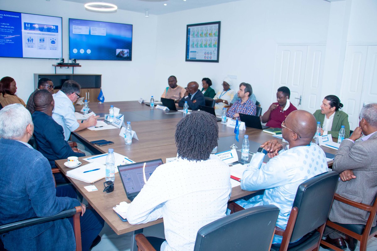WFP_Cameroon's tweet photo. #Cameroon 🇨🇲
 
#WFP_Cameroon welcomes the new management of @USAID and @USAIDSavesLives🇨🇲 in a productive exchange on WFP’s operations &amp; achievements in 2022, and perspectives for 2023.

Thanks to🇺🇸 for continuous support on food &amp; nutrition needs of vulnerable people in🇨🇲. https://t.co/bFsS1mmpNm