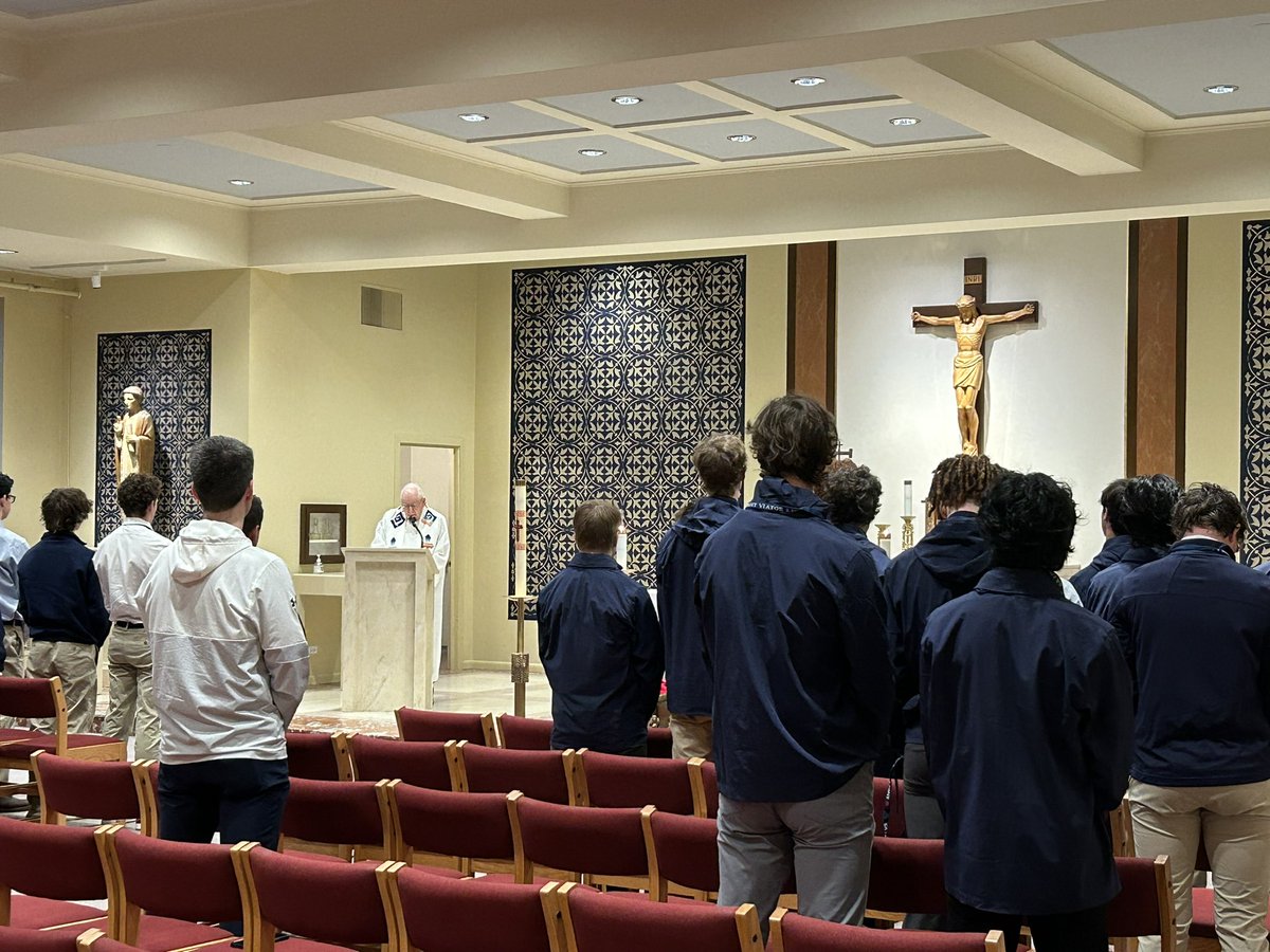 tramsden21's tweet photo. Great to have @cbolser say Mass for @stviatorbball this morning before school. Fr. Charlie talked to the team about using and growing your God given gifts. Great group of respectful young men. #TheViatorWay https://t.co/m5RP0YaM9T