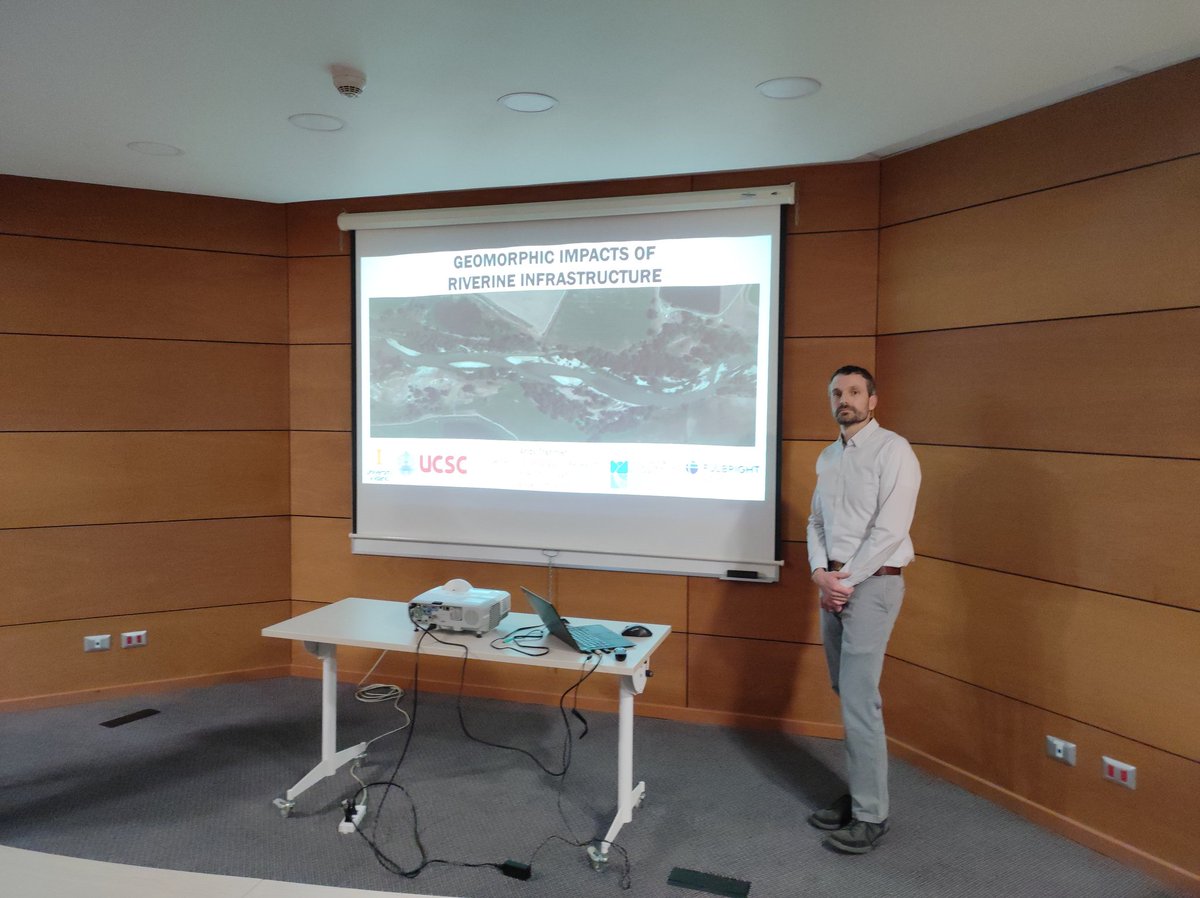 dinn_ucsc's tweet photo. 💧 El Seminario "Perspectivas de la geomorfología fluvial en la Ingeniería y la vida" se realizó en el auditorio del edificio San José Obrero de @ingenieria_ucsc, donde Andy Tranmer de @uidaho presentó "Geomorphic impacts of riverine infrastructure". 

#InnovaInESUCSC #InnovaUCSC https://t.co/p0PY3ZhRoV