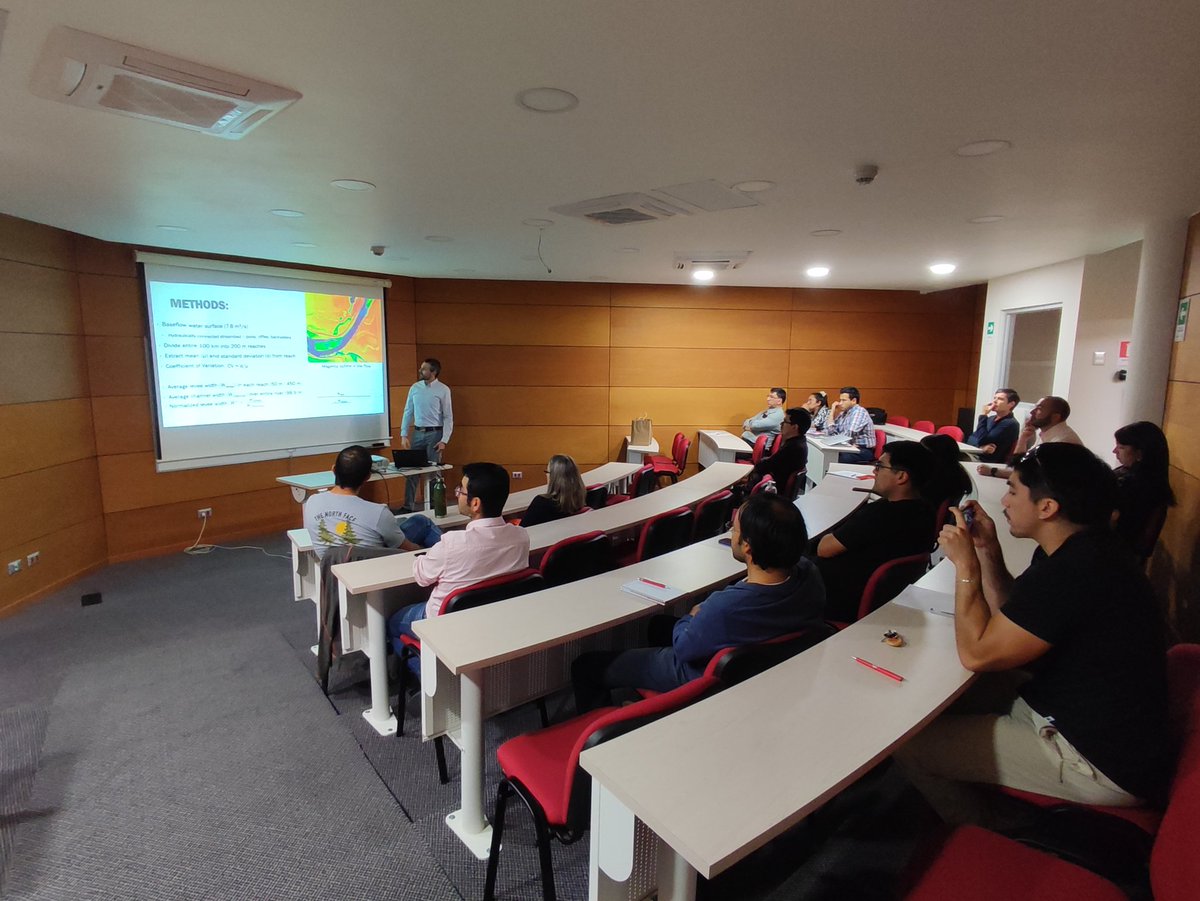 dinn_ucsc's tweet photo. 💧 El Seminario "Perspectivas de la geomorfología fluvial en la Ingeniería y la vida" se realizó en el auditorio del edificio San José Obrero de @ingenieria_ucsc, donde Andy Tranmer de @uidaho presentó "Geomorphic impacts of riverine infrastructure". 

#InnovaInESUCSC #InnovaUCSC https://t.co/p0PY3ZhRoV