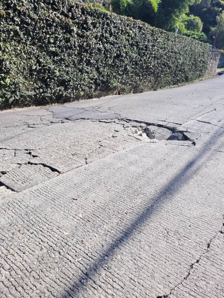 MARITE1507's tweet photo. No es juego Sres de @HidroCapital2 @HectoRodriguez @Asoripotovecino @eliasayegh @ElHatillo @omarnowak la principal de Oripoto se está hundiendo y está muy peligroso para el tránsito. Ayúdennos a evitar un accidente. Lo hemos denunciado cientos de veces. 🆘 https://t.co/9Ou2zj4i6W