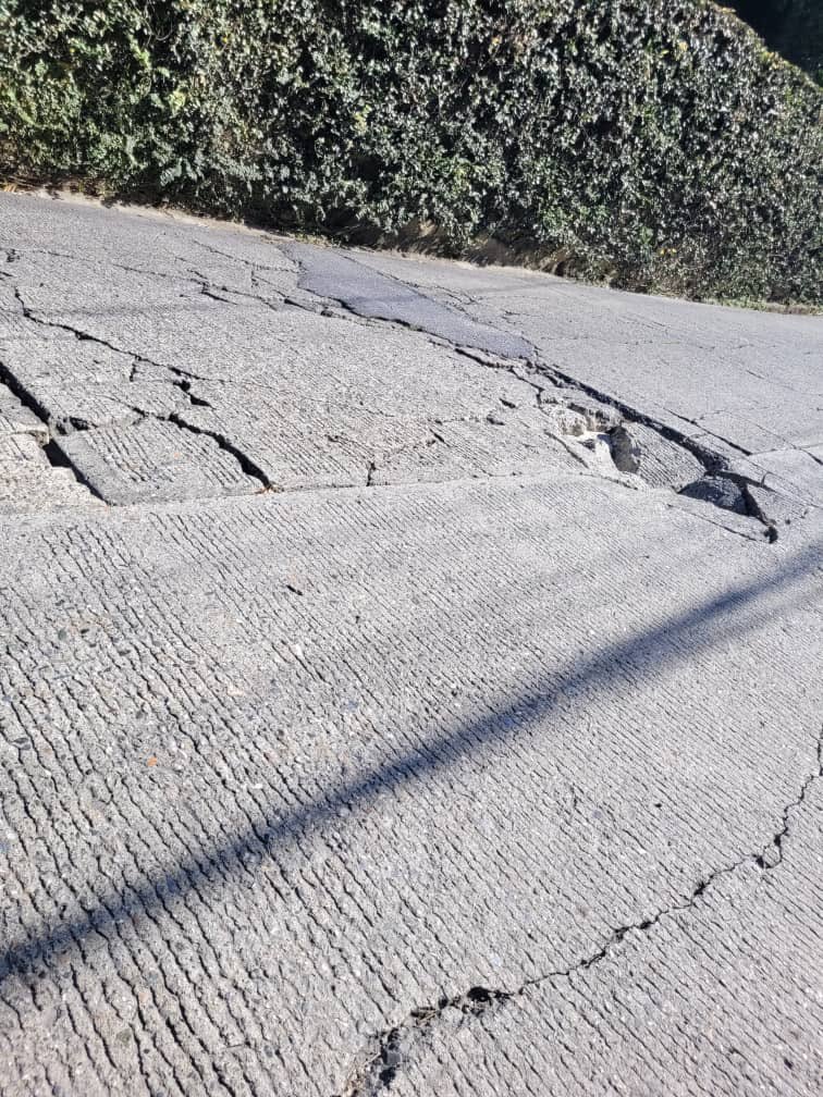 MARITE1507's tweet photo. No es juego Sres de @HidroCapital2 @HectoRodriguez @Asoripotovecino @eliasayegh @ElHatillo @omarnowak la principal de Oripoto se está hundiendo y está muy peligroso para el tránsito. Ayúdennos a evitar un accidente. Lo hemos denunciado cientos de veces. 🆘 https://t.co/9Ou2zj4i6W